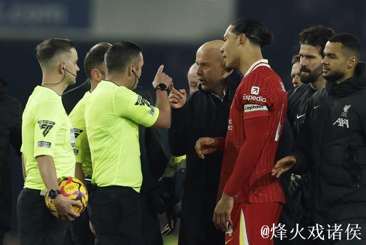 邮报：斯洛特上周五原定给球员放假，但他们仍留在基地